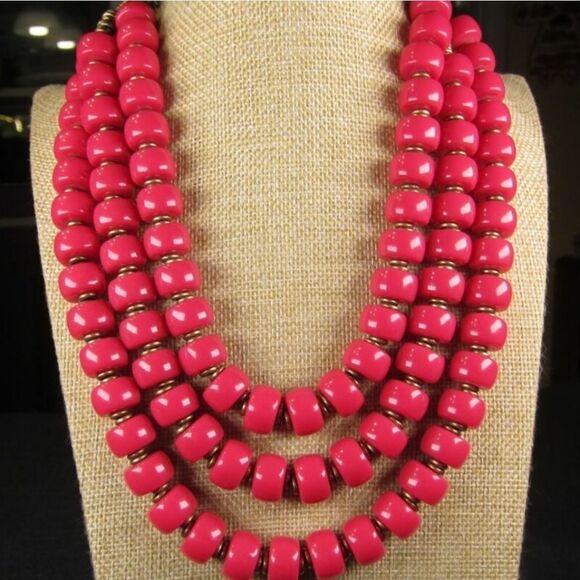Big chunky hot pink statement necklace Premier Designs acrylic &brass-tone NWOT - Picture 3 of 7